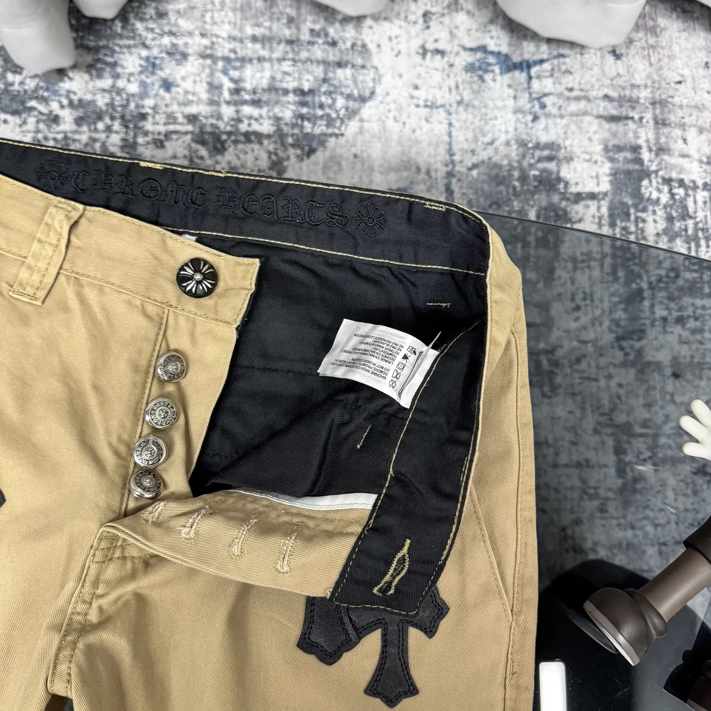 P260 Chrome Hearts/Chrome Hearts camouflage checkerboard horsehair cross patch leather jeans - Full of exploring the ultimate in fashion, Chrome Hearts' new Chrome Hearts pants cleverly integrate camouflage cross, checkerboard horsehair cross and other elements to break traditional boundaries. The clever fusion of Mattyboy’s same style, overalls and khaki jeans brings endless matching inspiration to fashionistas.  This pair of Croxin overalls not only presents a unique retro style, but also combines comfort and sophistication with its wide-leg, loose design. The mid-high waist design matches a lazy and casual style, which not only makes the legs longer but also maintains a casual feel, it is a must-have fashion choice for trendy men and trendy women.  Khaki overalls are unique in leather matching and color selection, making them the leader among overalls. Chrome Hearts' khaki cross chino casual pants have a prince-like aristocratic feel. The pants have 40 panels of leather and full texture. The W34 size is perfectly presented and has become the focus of the forefront of fashion. Whether it's for daily wear or a trendy try, these pants can bring you an excellent fashion experience.  Color: Khaki Size: 28 30 32 34 corresponding size s-xl